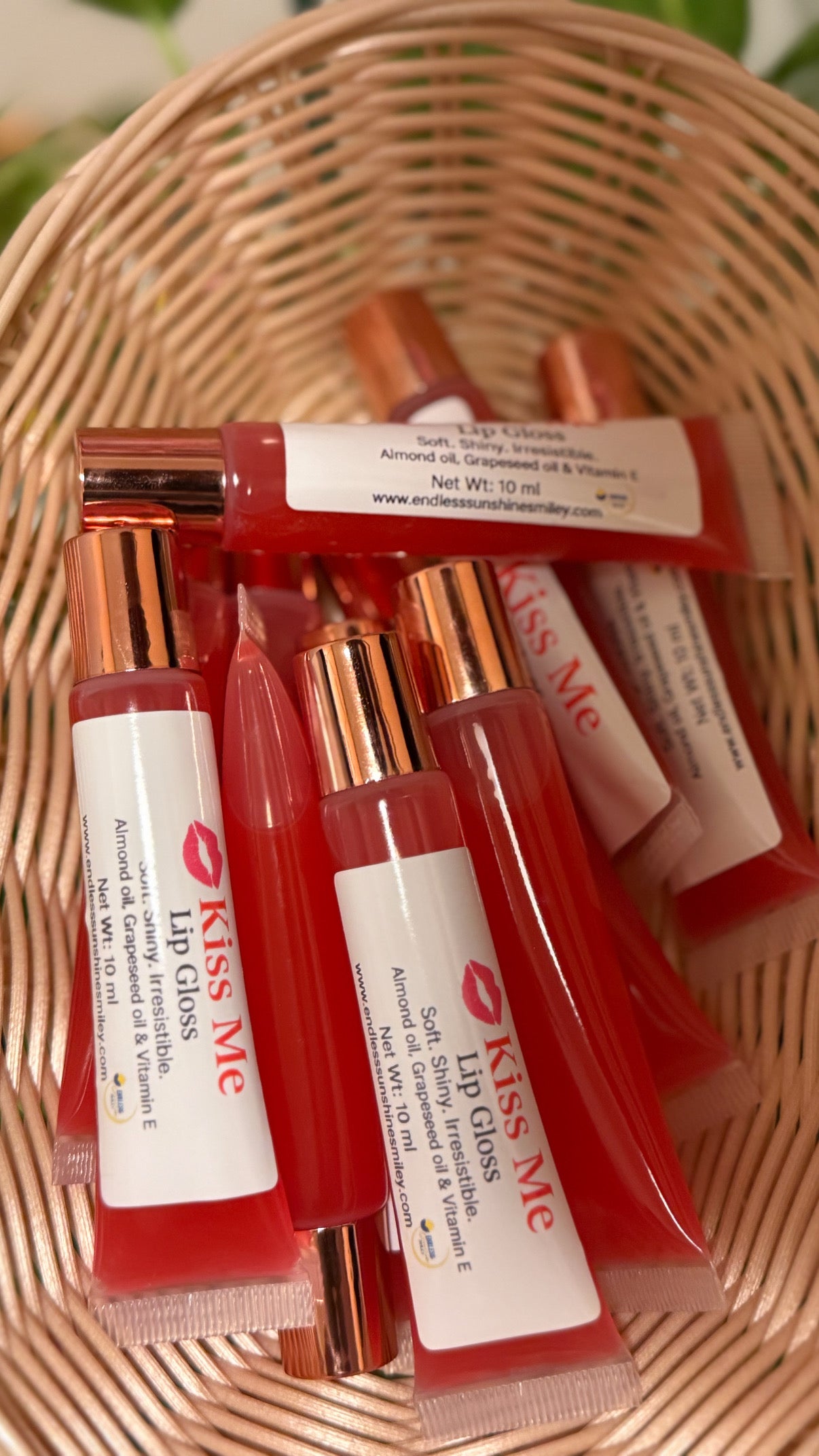 Kissable Lip Gloss – Natural Shine, No Stickiness”